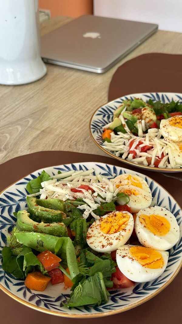 Mesa com legumes frescos, frutas e ingredientes variados