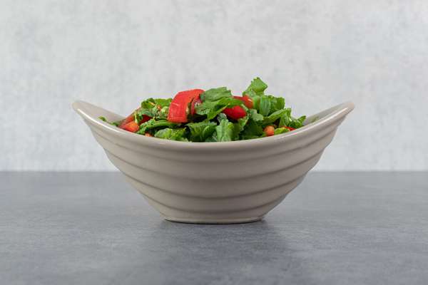 Taça com refeição colorida composta por legumes e cereais